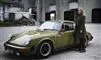 en smuk kvinde ved en Porsche 911