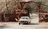 en BMW smadrer gennem en port