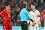 Fodbolddommer taler med Cristiano Ronaldo