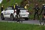 cykelrytter kører på siden af bil
