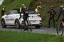 cykelrytter kører på siden af bil