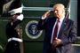 Donald Trump gør honnør til soldat