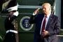 Donald Trump gør honnør til soldat