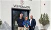 tre spersoner poserer foran indgang 