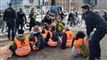 demonstranter i orange veste bliver anholt