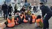demonstranter i orange veste bliver anholt