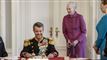 kong frederik overtager, mens margrethe går ud af døren