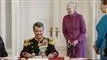 kong frederik overtager, mens margrethe går ud af døren