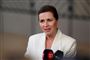 statsminister mette frederiksen i hvid jakke
