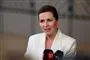 statsminister mette frederiksen i hvid jakke