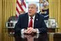 Trump bag et skrivebord