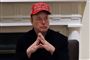 Elon Musk med hænderne samlet foran sig og en kasket med ordene Trump was right about everything