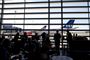 fly på landingsbane set ud af vinduer