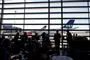 fly på landingsbane set ud af vinduer