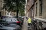 p-vagt går på vej med parkerede biler 