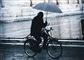 cyklist cykler med paraply