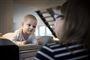 baby kravler på gulv