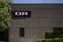 stor bygning med DR.logo