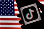 collage af amerikansk flag og tik tok-symbol