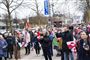 grønlændere demonstrerer foran bygning