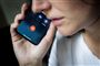 mobiltelefon meget tæt på ansigt