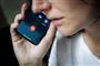 mobiltelefon meget tæt på ansigt