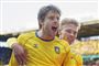 brøndbyspiller i gult jubler