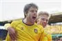 brøndbyspiller i gult jubler