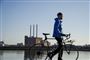 Mand med cykel under blå himmel