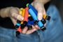 en person holder adskillige puff bars