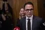 Mand i jakkesæt interviewes