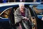 dronning Margrethe stiger ud af bil