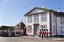 Garden står uden for et hvidt slot