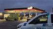 politibil og ambulance ved tankstation