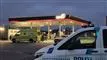 politibil og ambulance ved tankstation