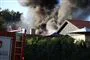flammer og sort røg fra hus