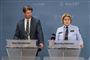 to politifolk bag hver sin pult