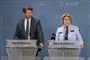 to politifolk bag hver sin pult
