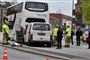 bus og varevogn holder på vej