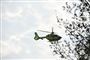 en helikopter i luften