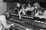 musikere bag mixerpult i pladestudie 