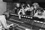 musikere bag mixerpult i pladestudie 