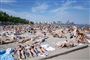 folk ligger på strand