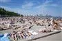 folk ligger på strand