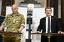 to mænd i militærtøj bag pult