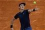 tennisspiller i sort server