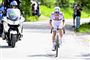 Mand i hvidt cykeltøj