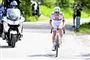 Mand i hvidt cykeltøj