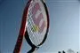 en tennisketcher i luften