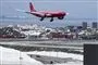 Fly ved at lande i lufthavn